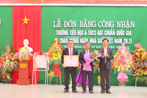 3. đồng chí Lê Văn Phúc- PCT UBND huyện trao bằng công nhận chuẩn Quốc gia cho nhà trường.JPG