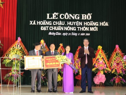 4. Đồng chí Lê Đức Giang – Giám đốc Sở NN & PTNT – Chánh Văn phòng điều phối xây dựng NTM tỉnh đã trao quyết định công nhận xã đạt chuẩn NTM và số tiền thưởng 1 tỷ đồng của Chủ tịch UBND tỉnh cho xã Hoằng Châu.JPG