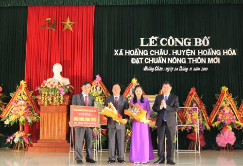 5. Đồng chí Lê Sỹ Nghiêm – Phó Bí thư Huyện ủy – Chủ tịch UBND huyện trao số tiền thưởng 300 triệu đồng cho xã Hoằng Châu.JPG