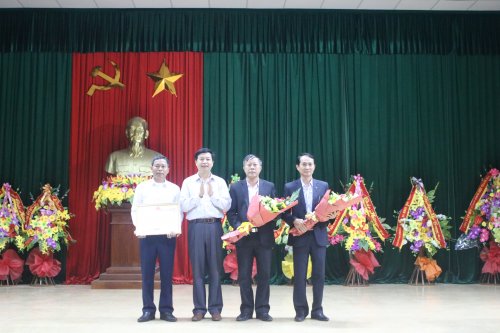 3. Đc Lê Xuân Thu – Bí thư Huyện ủy đã tặng hoa chúc mừng và trao tặng giấy khen cho địa phương.JPG