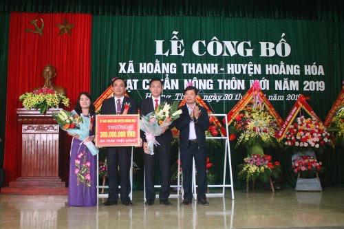 3. Đc Nguyễn Đình Tuy – Phó Chủ tịch UBND huyện trao tiền thưởng của huyện 300 triệu đồng cho xã.JPG
