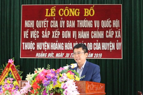 1. đồng chí Nguyễn Hồng Thao – Trưởng phòng Nội vụ huyện đã công bố Nghị quyết của QH và các QĐ của Huyện ủy.JPG