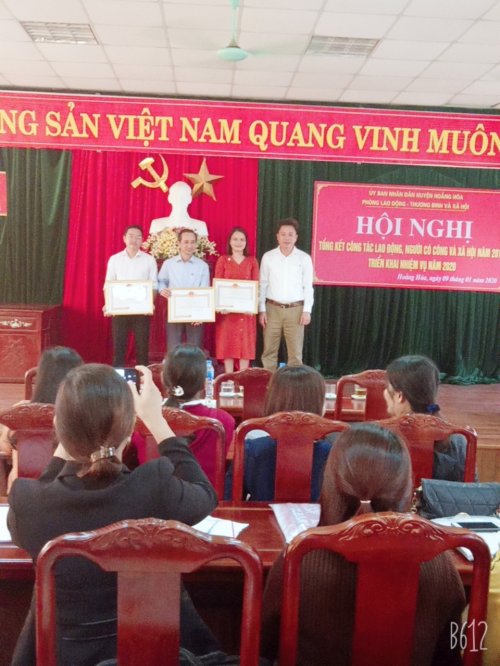 Trao tặng giấy khen cho các tập thể hoàn thành xuất sắc năm 2019.jpg