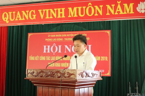 Ảnh 2. Đồng chí Lê Văn Lộc - Trường phòng LĐ - TB&XH huyện khai mạc và chủ trì hội nghị.JPG