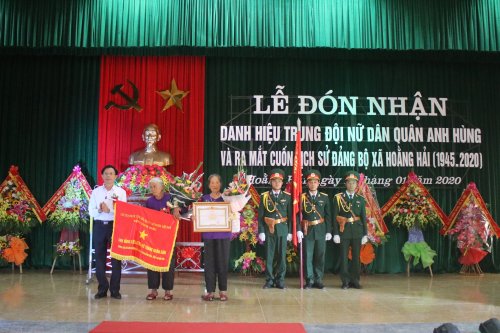 3. Đc Lê Văn Phúc - PCT UBND huyện trao danh hiệu AHLLVTND cho Trung đội nữ dân quân Hoằng Hải.JPG