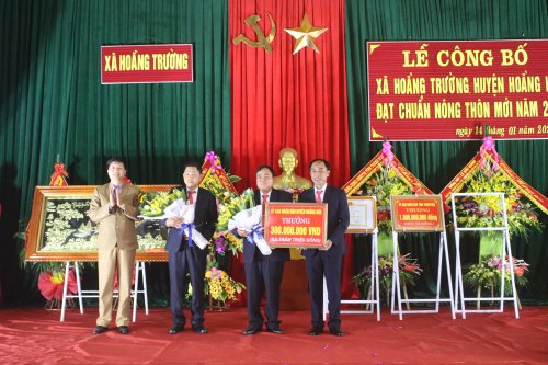 3. đc Lê Xuân Thu – Bí thư Huyện ủy trao tiền thưởng của huyện cho xã Hoằng Trường.JPG