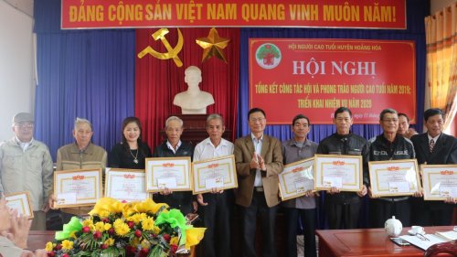 2. Hội người cao tuổi huyện đã khen thưởng cho các tập thể, cá nhân có thành tích trong phong trào tuổi cao gương sáng.jpg