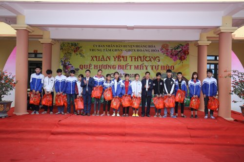 7 ban Giám đốc TT trao quà tết cho các học sinh nghèo.jpg