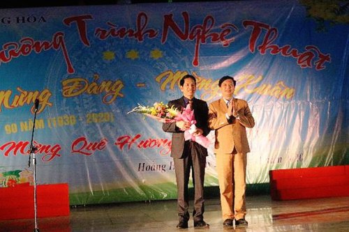 4. đc Lê Xuân Thu Bí thư HU tặng hoa cho đại diện đoàn nghệ thuật.jpg