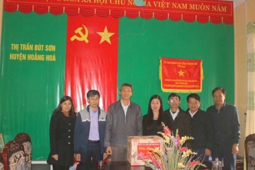 1.đồng chí Đoàn Thị Hải -PBT TT  huyện ủy cùng đoàn tặng quà chúc mừng năm mới tại TT Bút Sơn.jpg