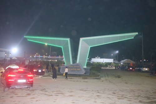 3. cổng chào mang biểu tượng con Chim Hạc.JPG