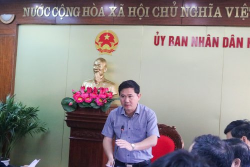 Đồng chí Lê Sỹ Nghiêm - Phó Bí thư huyện - Chủ tịch UBND huyện  phát biểu kết luận hội nghị tại điểm cầu huyện Hoằng Hóa.jpg