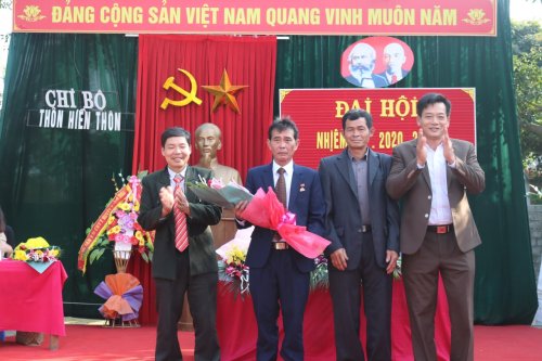 3 đồng chí Mai Văn Linh- Phó Bí thư  TT-CT HĐND xã phát biểu và tặng hoa chúc mừng.jpg