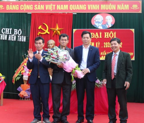6. đc Hoàng Thanh Xuân- PCT UBND xã tặng hoa Chi ủy nhiệm kỳ mới.jpg