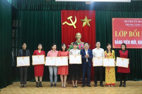 4 Đồng chí Nguyễn Đình Tới - Trưởng Ban tuyên giáo - Giám đốc Trung tâm Chính trị huyện trao khen thưởng cho 8 học viên đạt kết quả xuất sắc.JPG