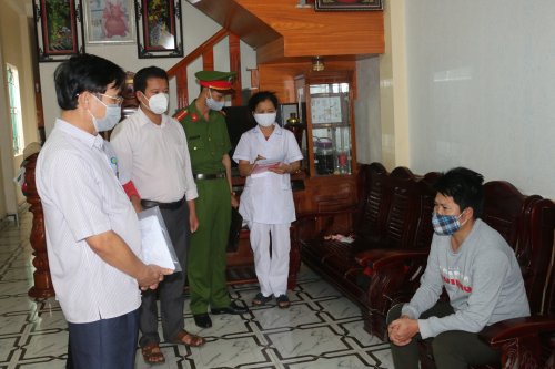 1. Đội phản ứng nhanh phòng chống dịch Covid - 19 thị trấn Bút Sơn kiểm tra y tế các trường hợp cách ly tại nhà.JPG