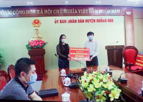 2. Bà Trương Thị Ngoan - Chủ tịch HĐQT Bệnh viện trao 10 triệu đồng cho BCĐ phòng chống dịch Covid-19 huyện (2).jpg
