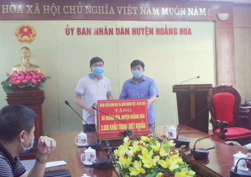 3. Ông Hà Ngọc Mạnh - Phó Giám đốc Bệnh viện trao 3.000 khẩu trang cho đại diện BCĐ phòng chống dịch bệnh xã Hoằng Yến.jpg