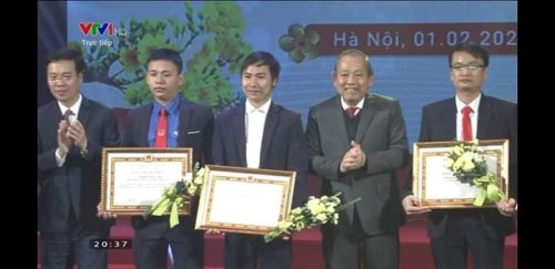 2.  Anh Chinh (thứ 3 từ trái qua) tại lễ trao bằng  cho các cá nhân đạt giải tại cuộc thi do ban Tuyên giáo TW phát động.jpg