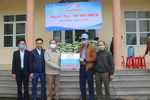1. CLB hỗ trợ 4 tấn gạo cho các hộ dân khó khăn huyện Hoằng Hóa.JPG