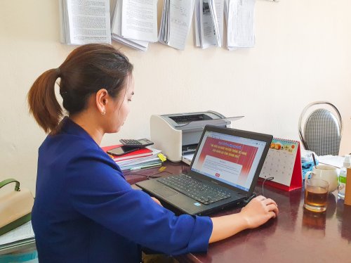 thí sinh tham gia cuộc thi trắc nghiệm trực tuyến Tìm hiểu 90 năm Đảng bộ tỉnh Thanh Hóa.jpg