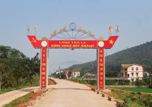 2. Cổng làng Trà La xã Hoằng Xuân.jpg