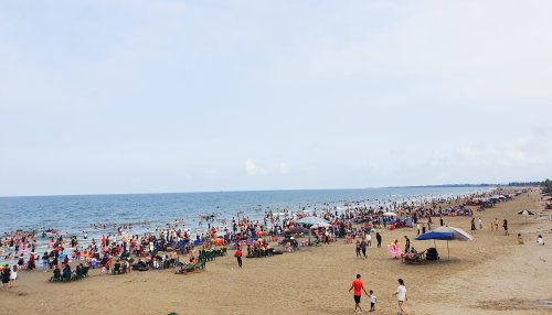1.Khu du lịch biển Hải Tiến đón hàng nghìn lượt khách trong dịp lễ.jpg