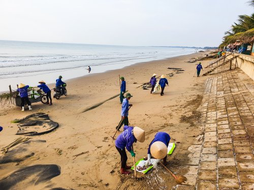 2. Sáng sớm ngày 2-5 và các ngày sau đó Đội giao thông vận tải huyện cùng các xã ven biển đã ra quân để dọn dẹp, xử lý toàn bộ rác thải tồn trọng trên bãi biển.jpg