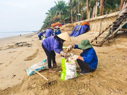 3. Mặc dù đang trong thời gian nghỉ lễ nhưng mọi người đều tích cực tham gia dọn dẹp, lao động thu dọn rác thải để bãi biển sạch đẹp phục vụ nhu cầu giải trí những ngày tới.jpg