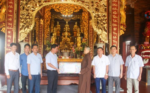 Đồng chí Lê Sỹ Nghiêm - Phó Bí thư huyện ủy - Chủ tịch UBND huyện  cùng đoàn  thăm, tặng quà nhân lễ phật đản tại chùa Trào Âm.jpg