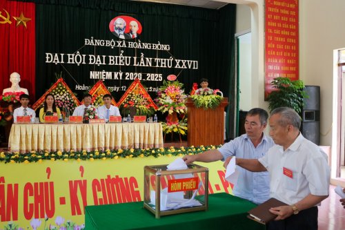 Bỏ phiếu bầu BCH Đại hội Đảng bộ xã Hoằng Đồng nhiệm kỳ 2020 - 2025.jpg