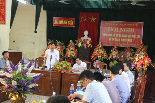 Ảnh 5. đồng chí Lê Văn Phúc – Phó Chủ tịch UBND huyện iếp thu các ý kiến đóng góp của các thành viên trong tổ thẩm định ATTP của tỉnh .JPG
