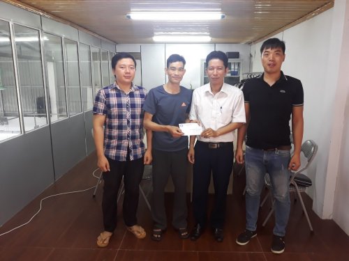 Đc Lê SỸ Kiên - PCT TT LĐLĐ huyện trao quà Tháng công nhân cho đoàn viên CĐ Công ty Huy Linh.jpg