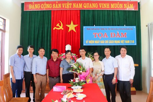 Các đồng chí lãnh đạo Huyện ủy và các đồng chí lãnh đạo UBND huyện tặng hoa cho cán bộ viên chức Trung tâm VHTT TTDL huyện nhân ngày  Báo chí cách mạng Việt Nam.jpg