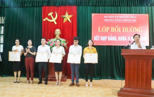 lãnh đạo Trung tâm chính trị huyện đã trao giấy khen cho 5 học viên có thành tích xuất sắc trong học tập.jpg