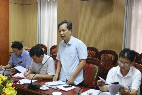 Anh 1. Đồng chí Lê Huy - Thường vụ Huyện ủy, PCT Thường trực HĐện đã đọc báo cáo thông qua dự thảo nội dung sẽ được trình tại kỳ họp thứ 13 Hội đồng nhân dân huyện khóa XX, nhiệm kỳ 2016-2021.JPG