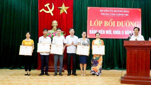 đồng chí Lê Văn Phúc - Huyện ủy viên - Phó Chủ tịch UBND huyện tao giấy khen thưởng cho 5 học viên đạt kết quả xuất sắc.jpg