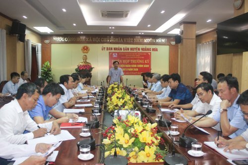 Đồng chí Lê Văn Phúc- PCT UBND huyện chủ trì Hội nghị.JPG