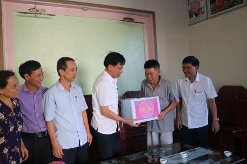 1. Phó Chủ tịch UBND huyện Lê Văn Phúc  thăm tặng quà thương binh Nguyễn Hùng Cường thôn Quý Thọ, xã Hoằng Hợp.jpg