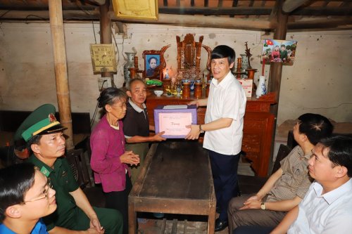 2. thăm tặng quà gia đình thương binh Nguyễn Tá An, Trù Ninh, xã Hoằng Đạt.jpg