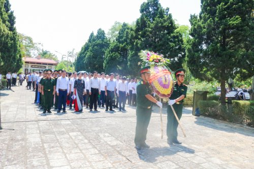 Các đồng chí lãnh đạo huyện cùng đoàn đại biểu đặt vòng hoa và đang hương tại nghĩa trang liệt sỹ huyện trước phiên trù bị.jpg