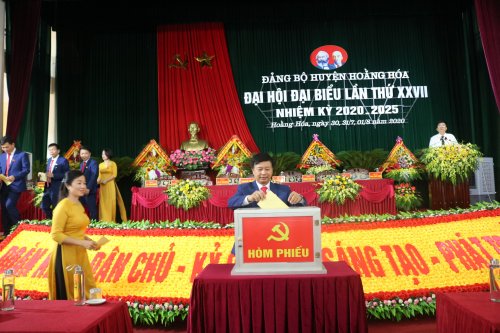 Bỏ phiểu bầu BCH Đảng bộ huyện Hoằng Hóa, nhiệm kỳ 2020 - 2025.JPG