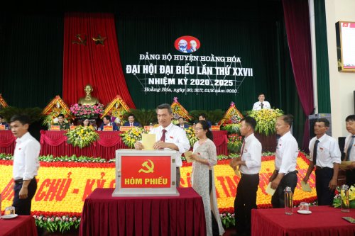 Các đại biểu bỏ phiếu tín nhiệm giới thiệu chức danh Bí thư Đảng bộ huyện Hoằng Hóa, nhiệm kỳ 2020 - 2025 .JPG