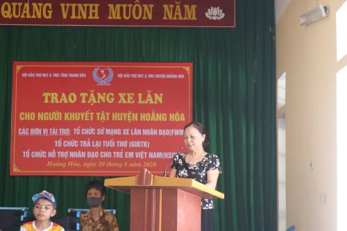 bà Nguyễn Thị Phơ - Chủ tịch Hội bảo trợ NTT - TMC huyện phát biểu khai mạc.JPG