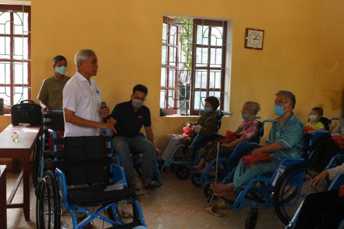 đại diện Hội Bảo trợ NTT - TMC tỉnh cũng đã hướng dẫn chi tiết cách thức sử dụng xe lăn cho người khuyết tật huyện .JPG