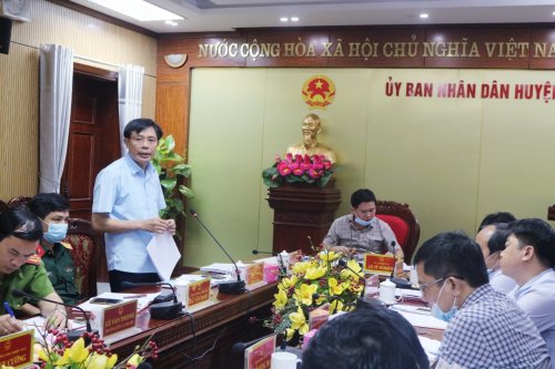 2. đồng chí Lê Văn Phúc- TVHU- Phó CT UBND huyện phát biểu tại hội nghị.jpg