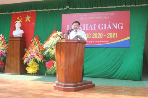 Thầy Lê Xuân Ninh - Hiệu trưởng nhà trường đọc diễn văn khai giảng.JPG
