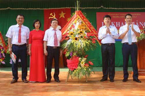 Đồng chí Lê Xuân Thu - TUV- Bí thư Huyện ủy- Chủ tịch HĐND huyện trao tặng lẵng hoa nhà trường.JPG