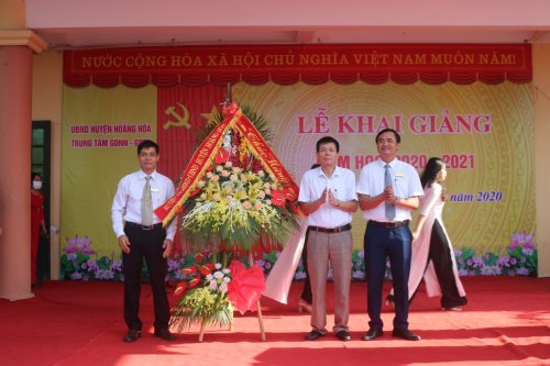 3. đc Lê Văn Nghĩa TVHU- Trưởng BTC (áo trắng thứ 2 từ phải vào) tặng hoa chúc mừng  TT.jpg