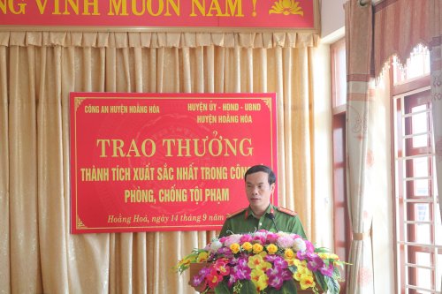 Ảnh 6. Trung tá Lê Văn Phong – Trưởng Công an huyện phát biểu cảm ơn các đồng chí lãnh đạo công an tỉnh và lãnh đạo huyện tại buổi lễ.JPG